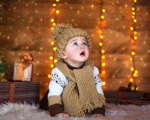 Das Cute Baby In Hat And Scarf Wallpaper 220x176