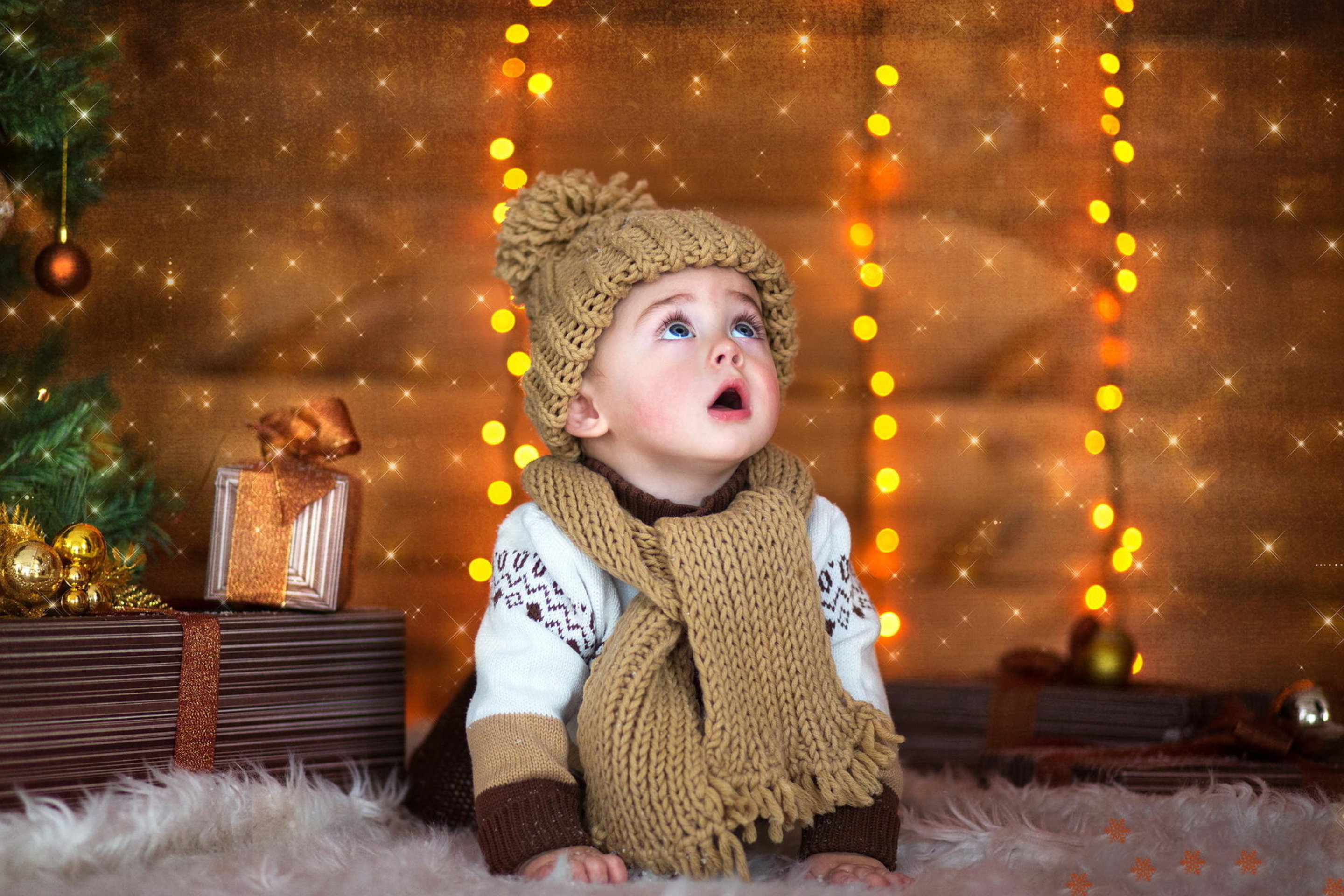 Das Cute Baby In Hat And Scarf Wallpaper 2880x1920