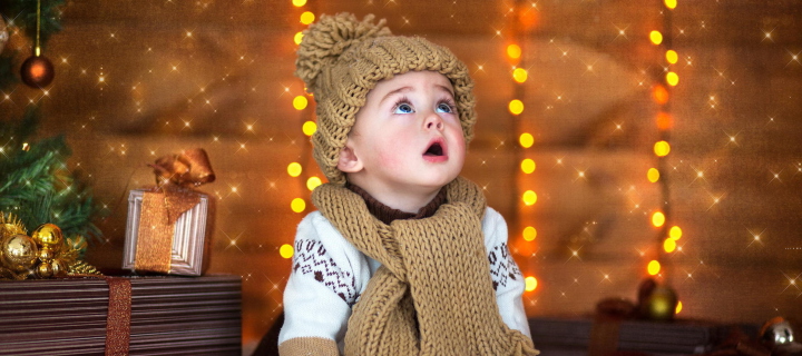 Das Cute Baby In Hat And Scarf Wallpaper 720x320