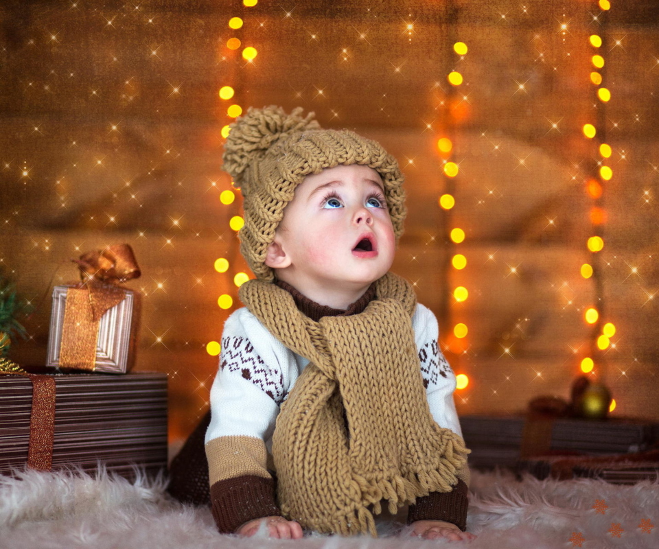 Cute Baby In Hat And Scarf screenshot #1 960x800