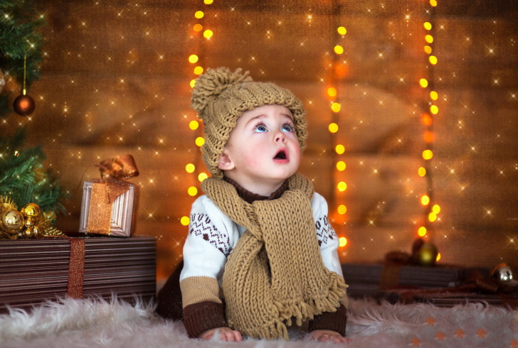 Das Cute Baby In Hat And Scarf Wallpaper