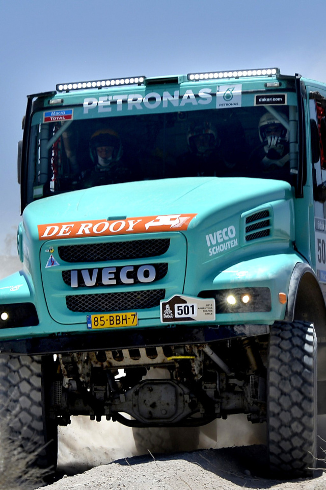 Fondo de pantalla Iveco Race Truck 640x960
