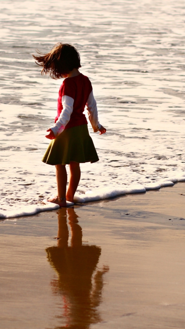 Kid Loves Sea wallpaper 640x1136