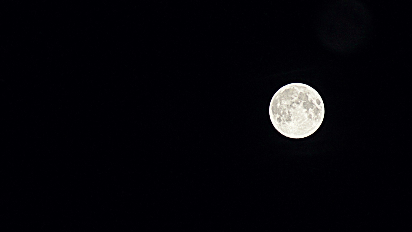 Screenshot №1 pro téma Moon In Black Sky 1366x768