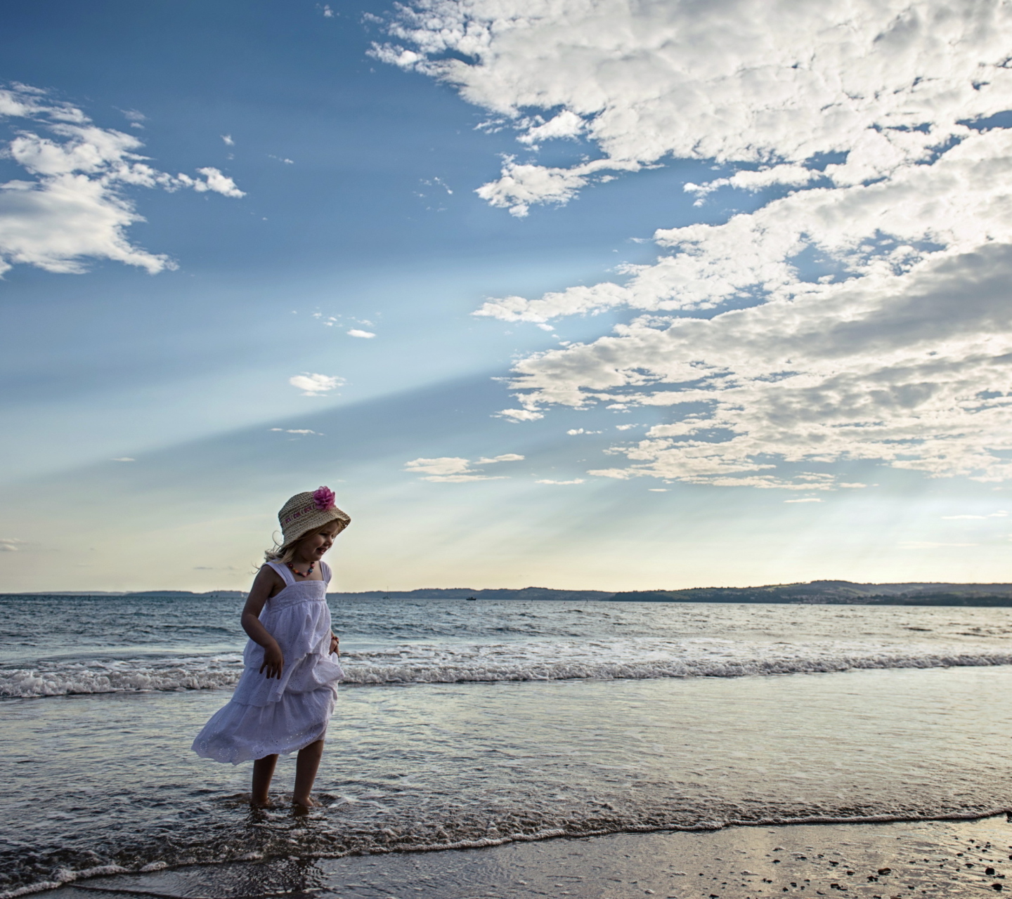 Fondo de pantalla Little Girl On Beach 1440x1280