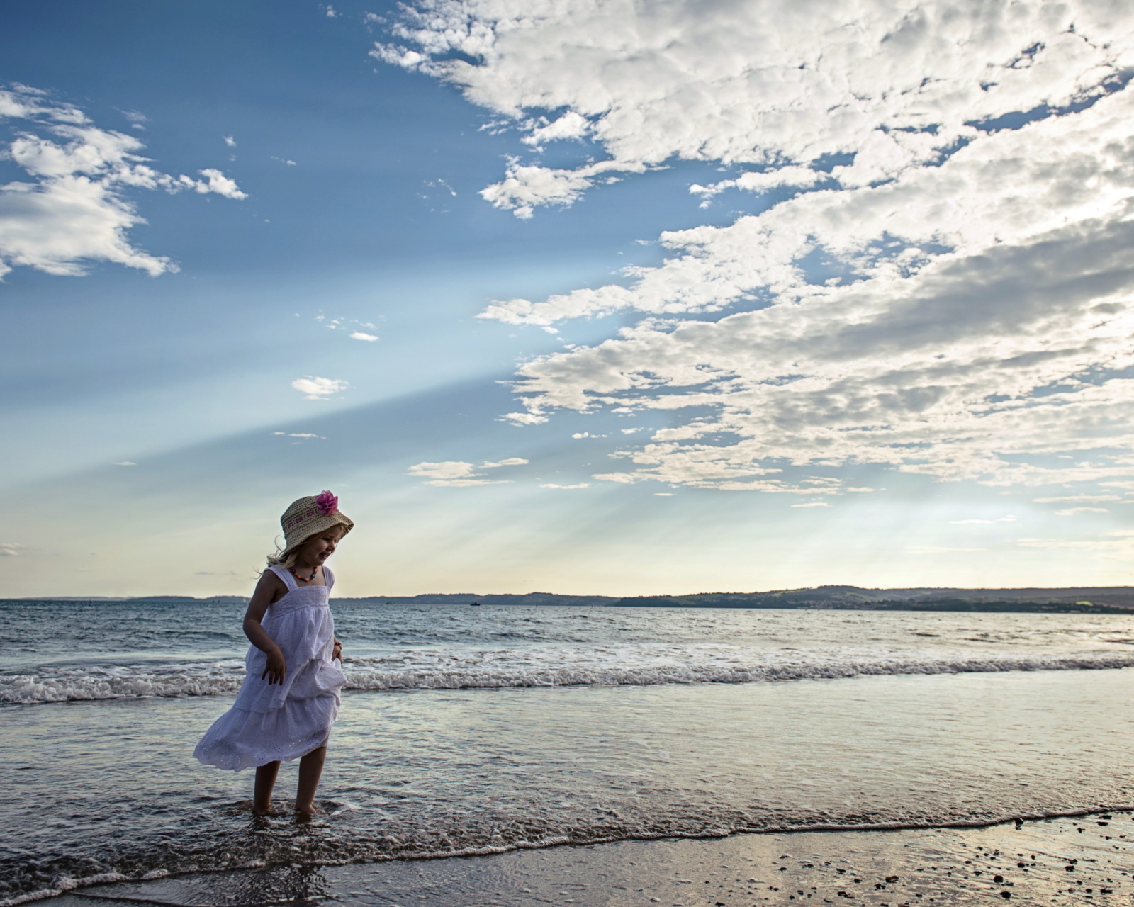 Screenshot №1 pro téma Little Girl On Beach 1600x1280