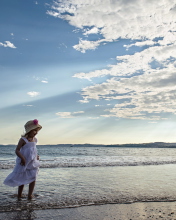 Das Little Girl On Beach Wallpaper 176x220