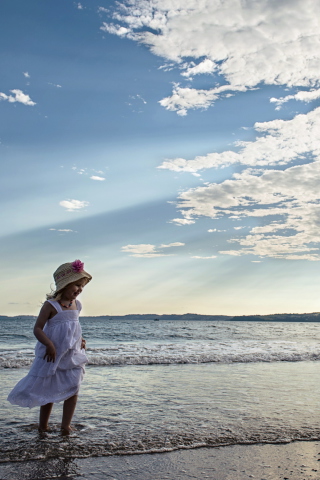 Das Little Girl On Beach Wallpaper 320x480