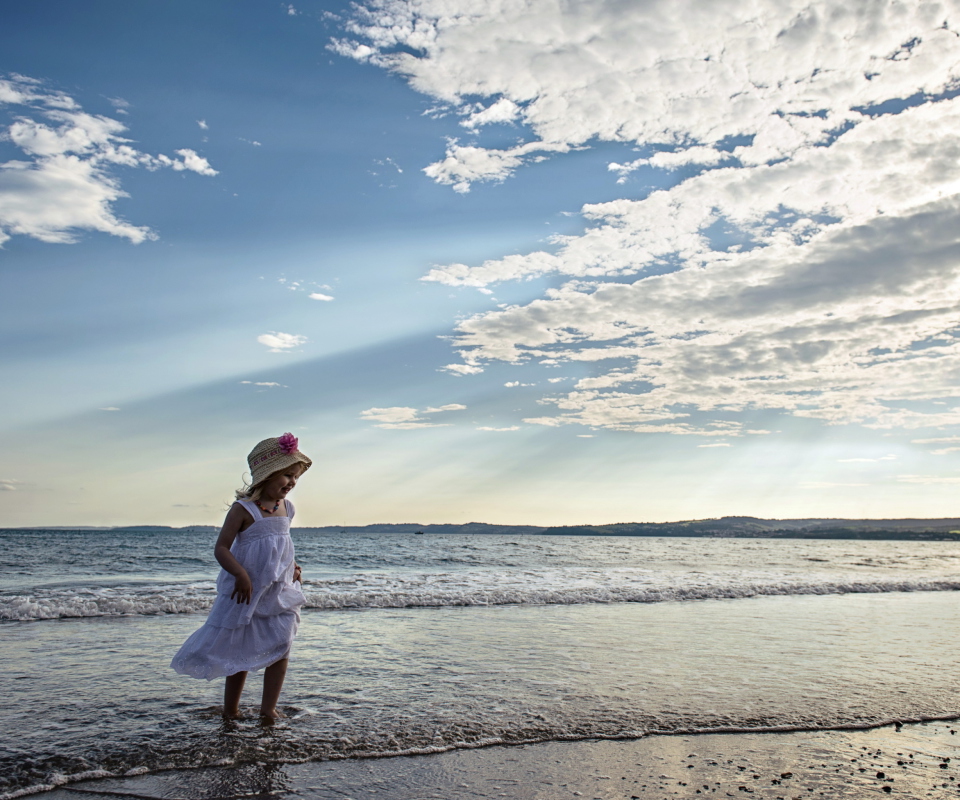 Das Little Girl On Beach Wallpaper 960x800