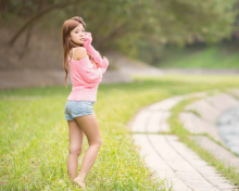 Sfondi Cute Asian Girl In Pink T-Shirt And Blue Shorts 220x176