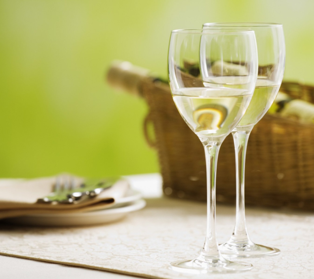 Sfondi Two Glaeese Of White Wine On Table 1080x960