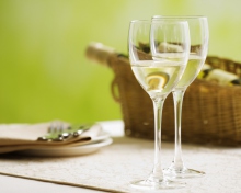 Sfondi Two Glaeese Of White Wine On Table 220x176
