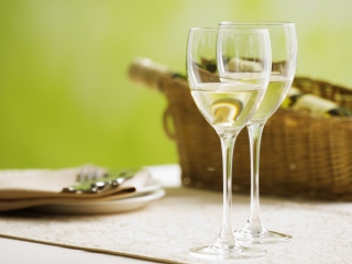 Sfondi Two Glaeese Of White Wine On Table 320x240