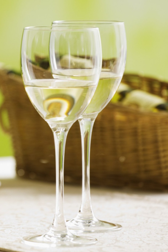 Sfondi Two Glaeese Of White Wine On Table 640x960