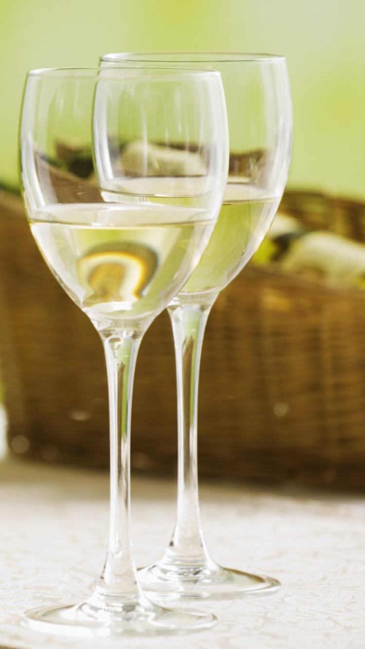 Fondo de pantalla Two Glaeese Of White Wine On Table 750x1334