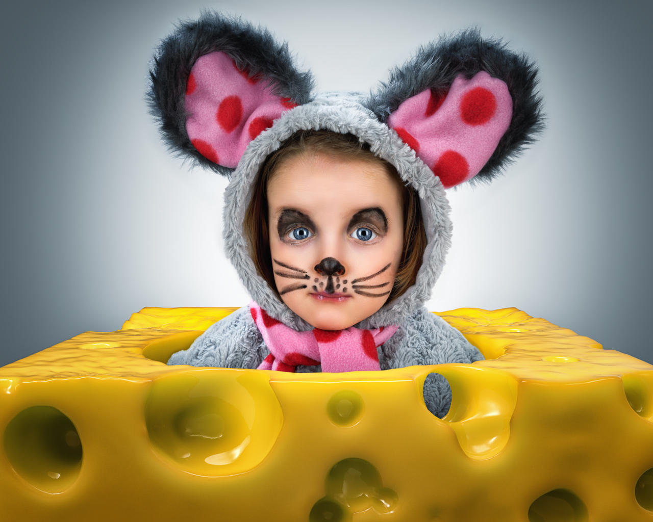Sfondi Little Girl In Mouse Costume 1280x1024