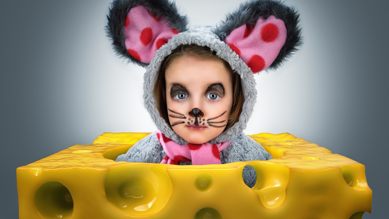 Sfondi Little Girl In Mouse Costume 1280x720