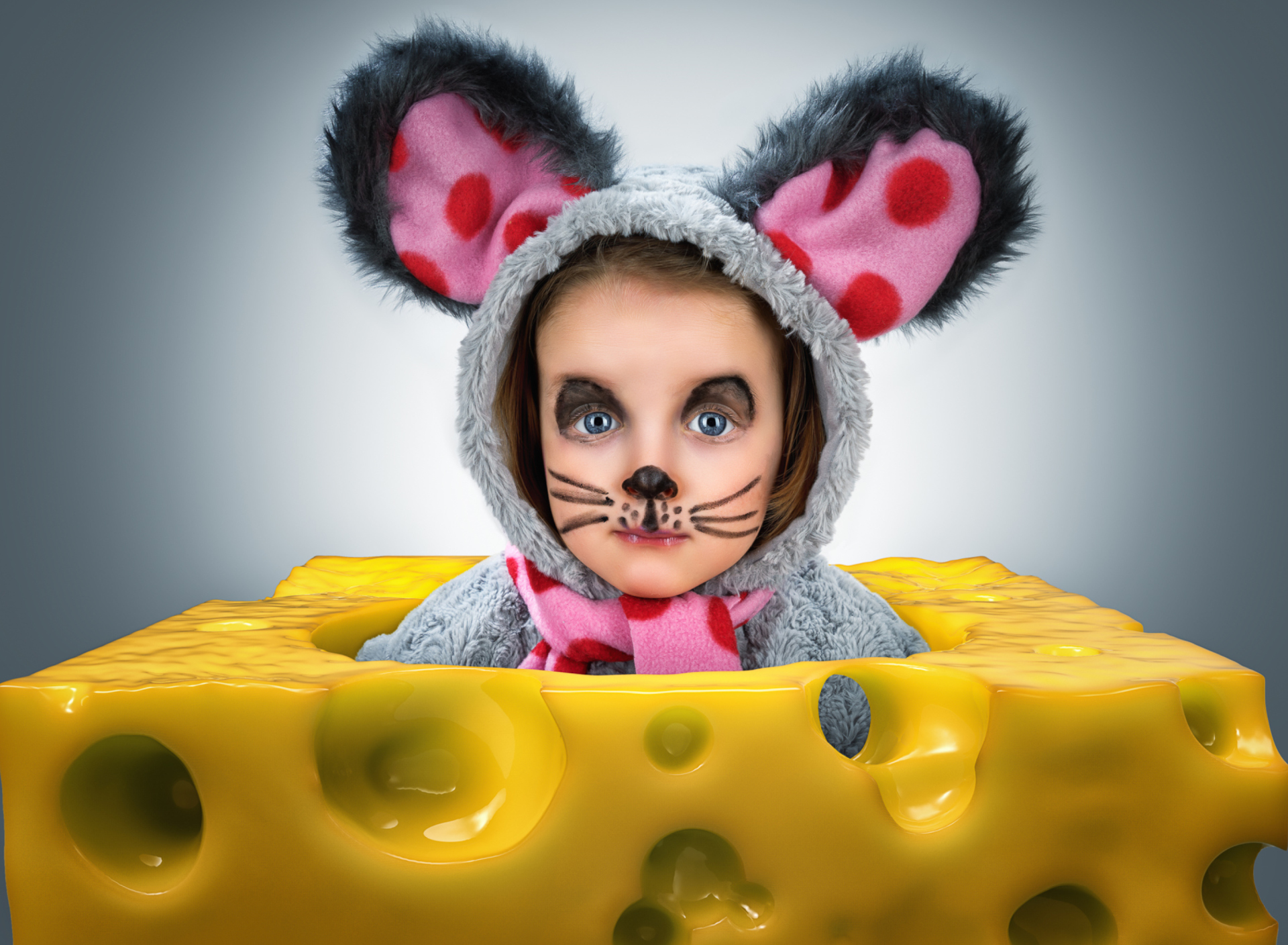 Fondo de pantalla Little Girl In Mouse Costume 1920x1408