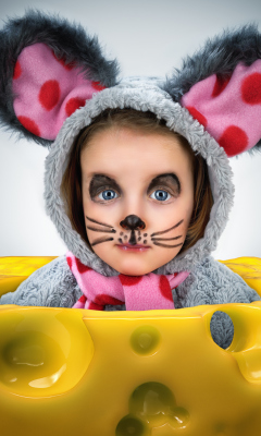 Das Little Girl In Mouse Costume Wallpaper 240x400
