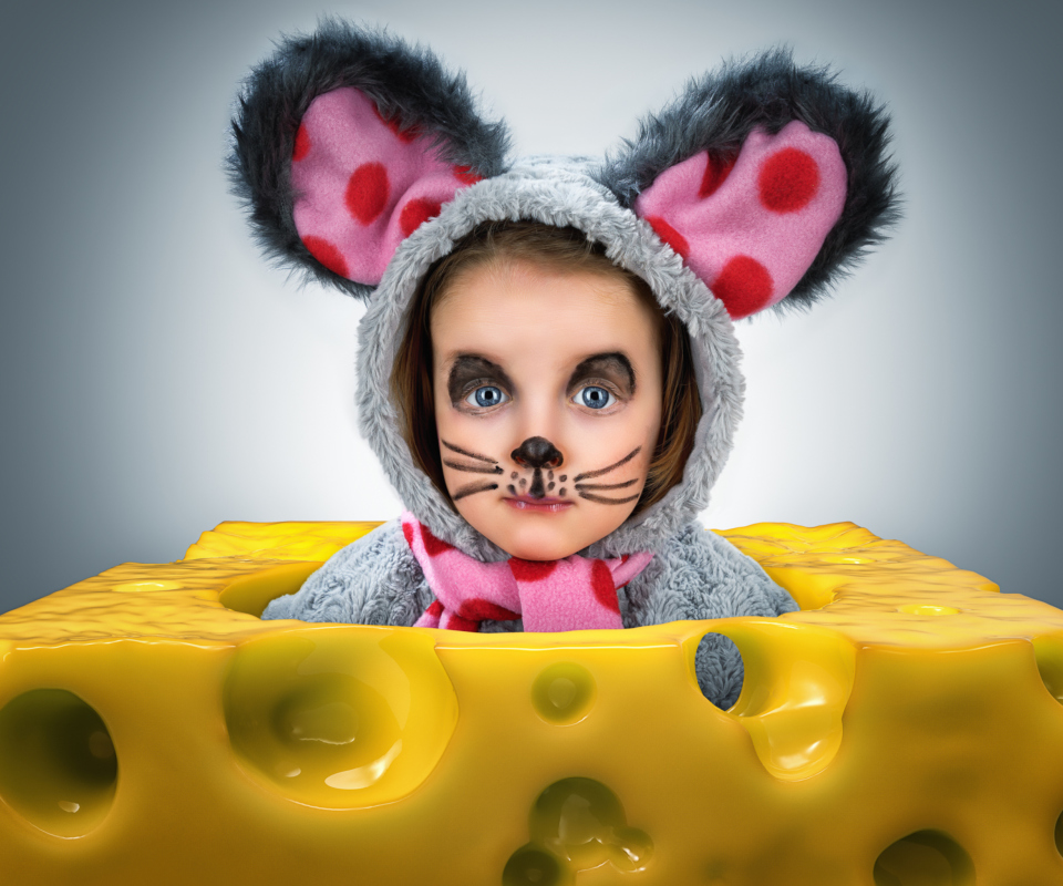 Обои Little Girl In Mouse Costume 960x800