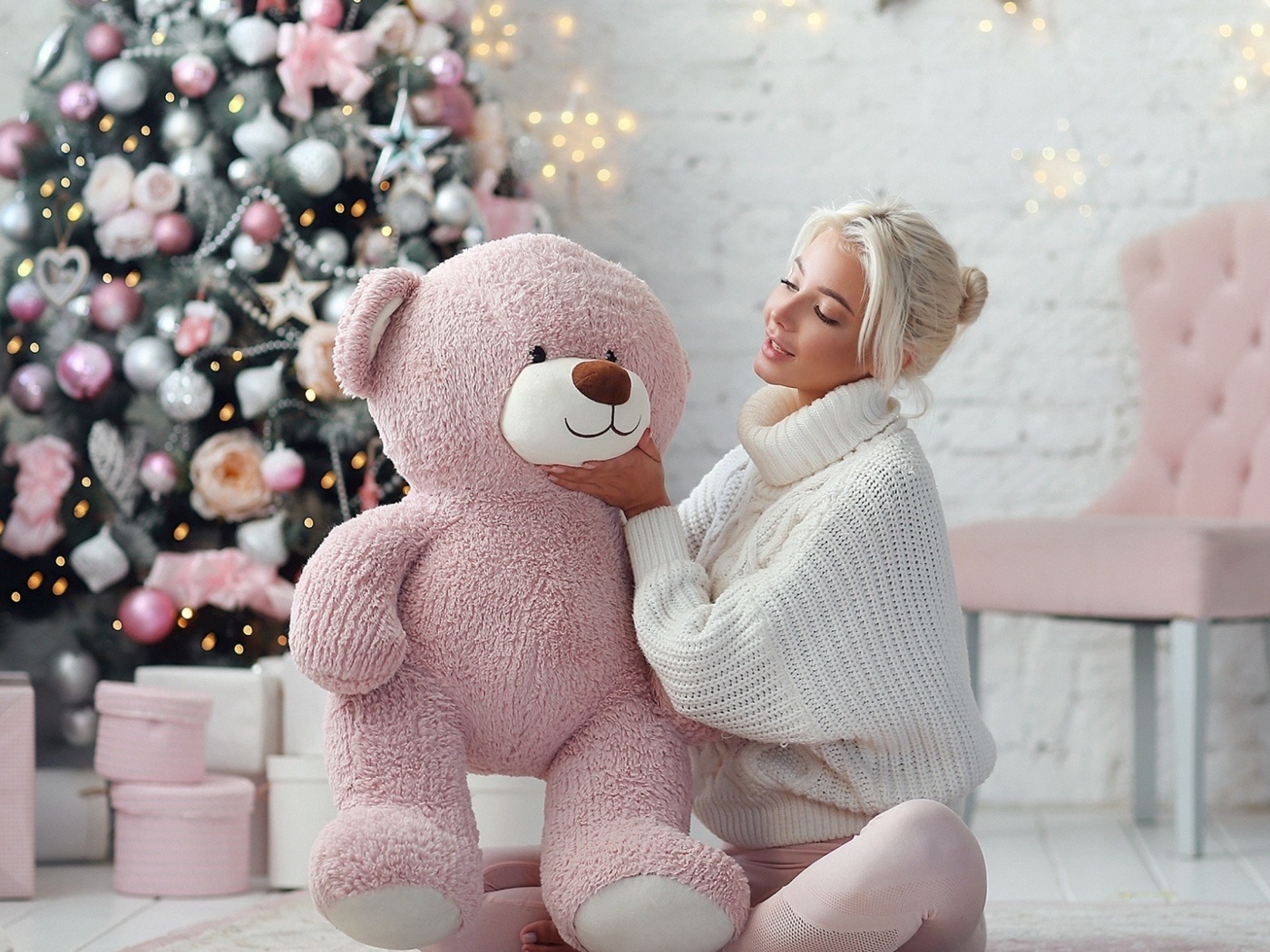 Das Christmas photo session with bear Wallpaper 1400x1050