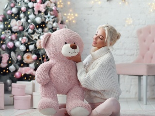 Das Christmas photo session with bear Wallpaper 320x240