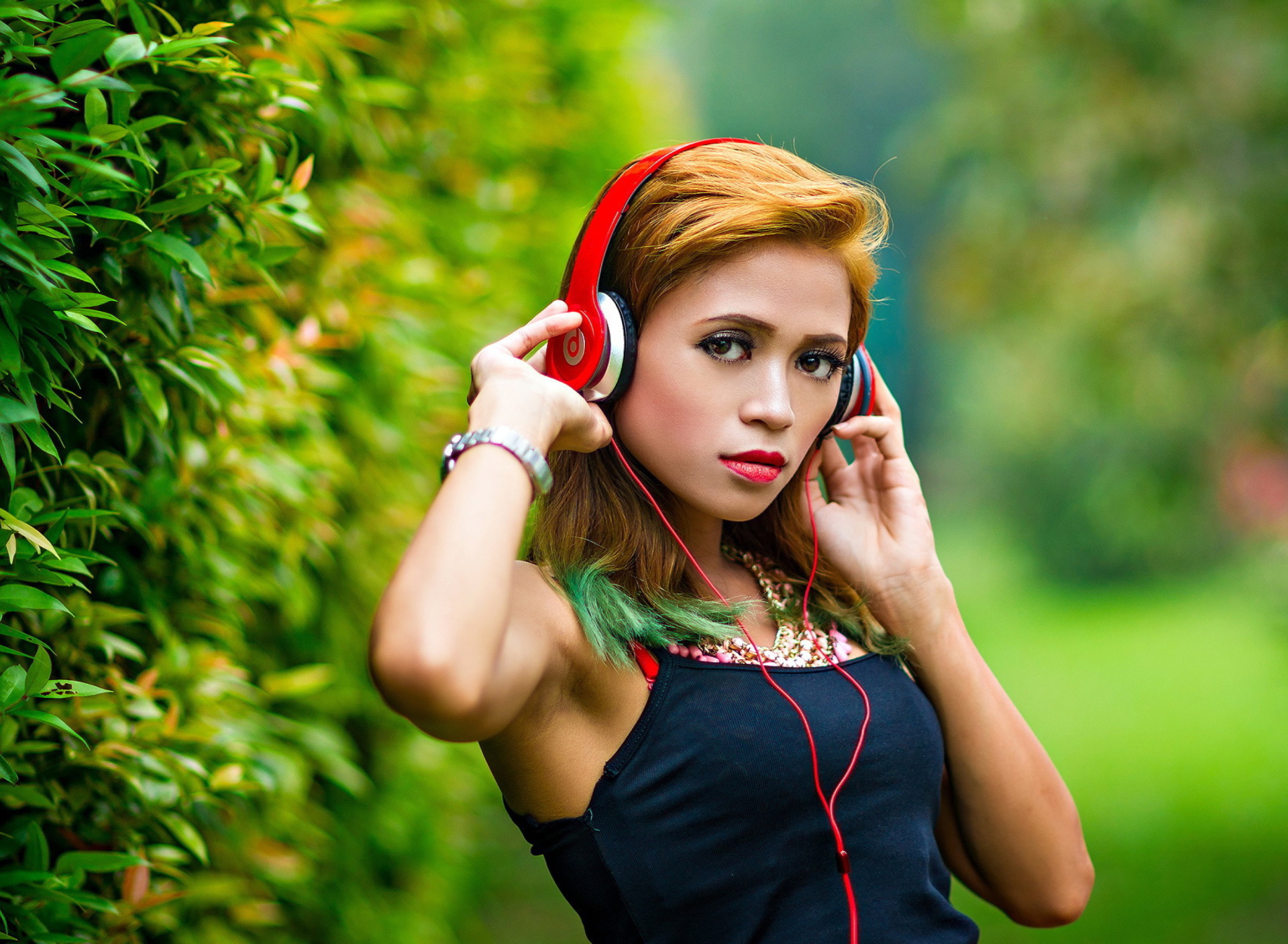 Sweet girl in headphones wallpaper 1920x1408