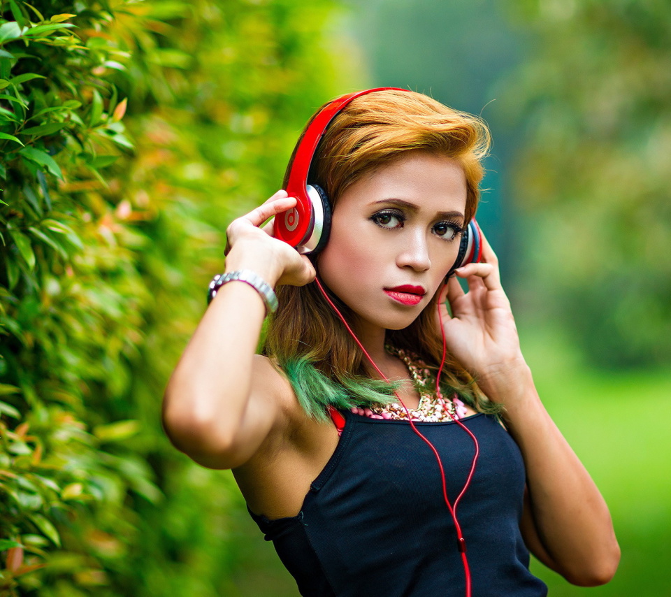 Sweet girl in headphones wallpaper 960x854