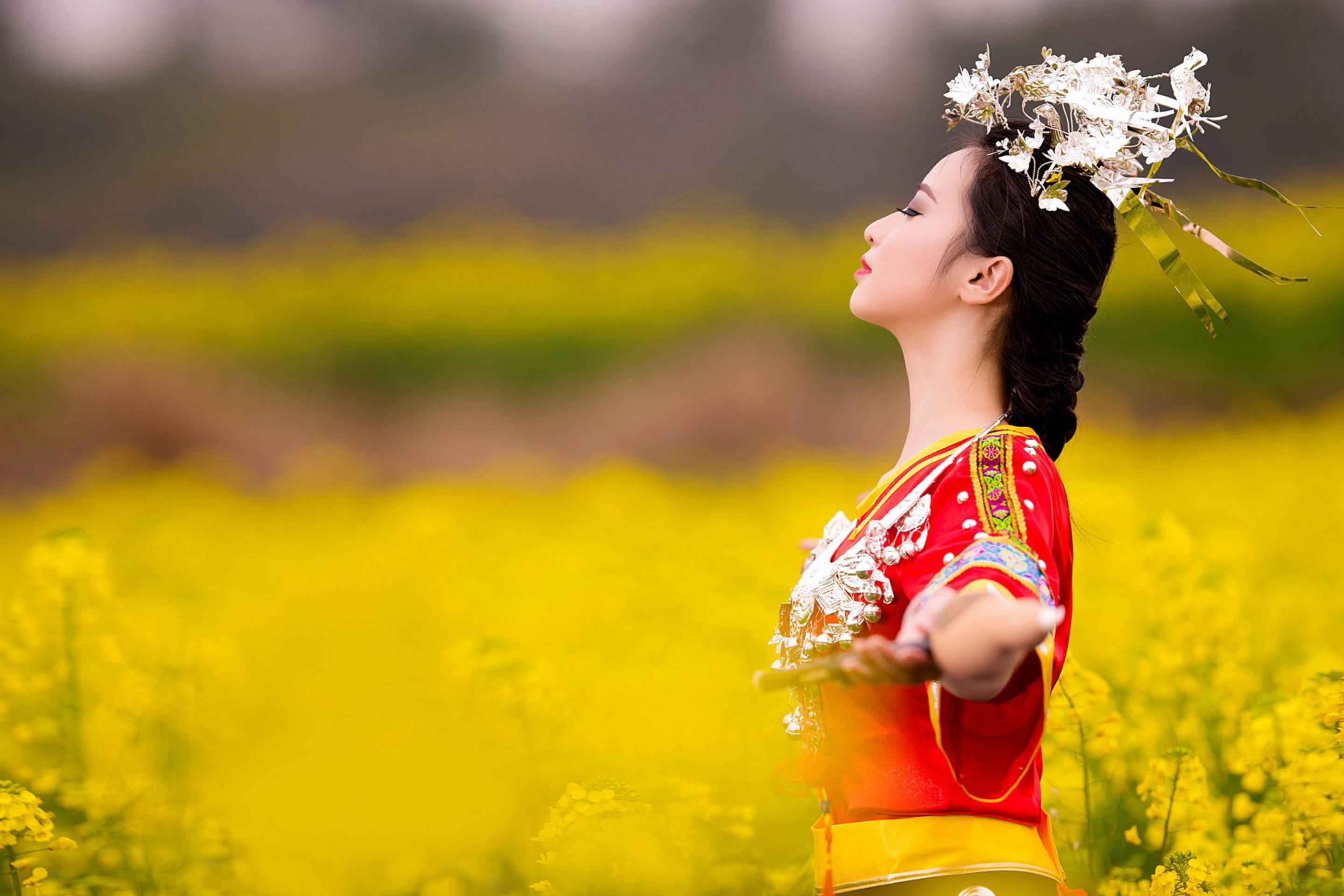 Обои Asian Girl In Yellow Flower Field 2880x1920