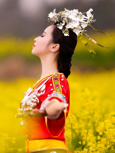 Das Asian Girl In Yellow Flower Field Wallpaper 480x640