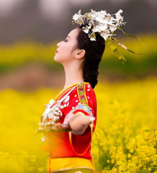 Kostenloses Asian Girl In Yellow Flower Field Wallpaper für 1024x1024