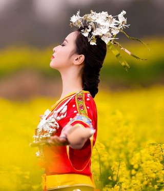 Kostenloses Asian Girl In Yellow Flower Field Wallpaper für 240x320