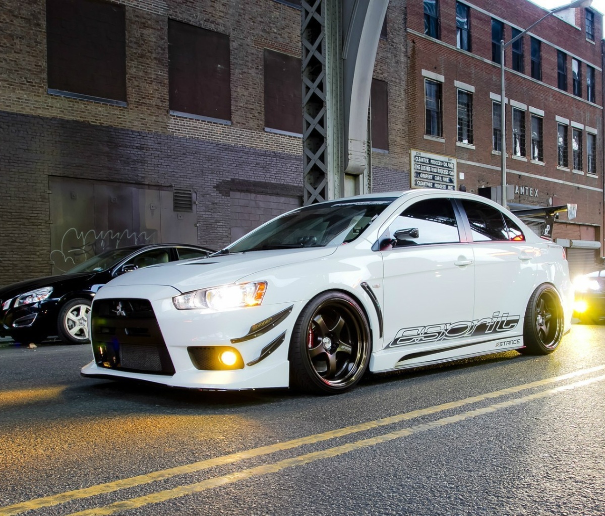 Fondo de pantalla Street racing with Mitsubishi Lancer Evo X 1200x1024