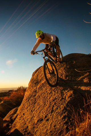 Fondo de pantalla Mountain Bike Riding 320x480