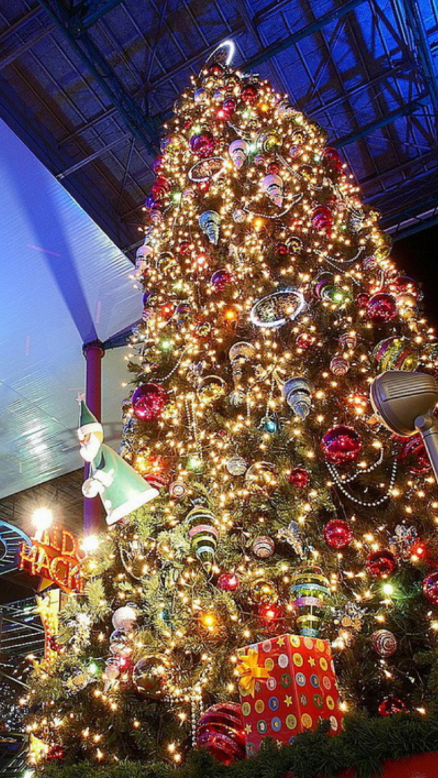 Обои Christmas Tree In Night 640x1136
