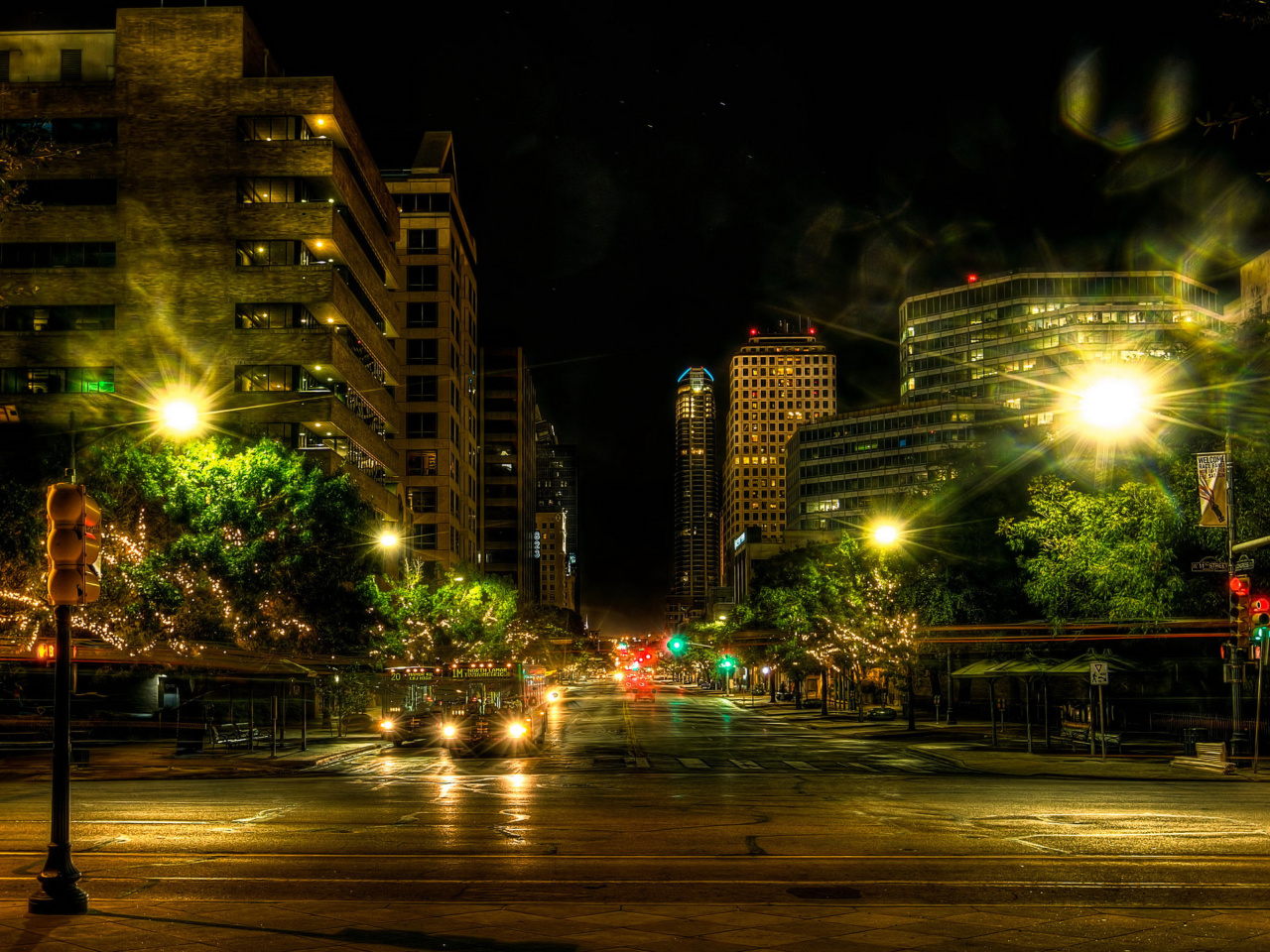 Sfondi Houses in Austin HDR Night Street lights in Texas City 1280x960