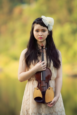 Обои Girl With Violin 320x480