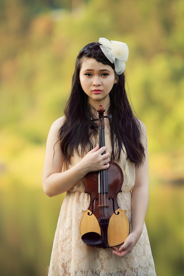 Обои Girl With Violin 640x960