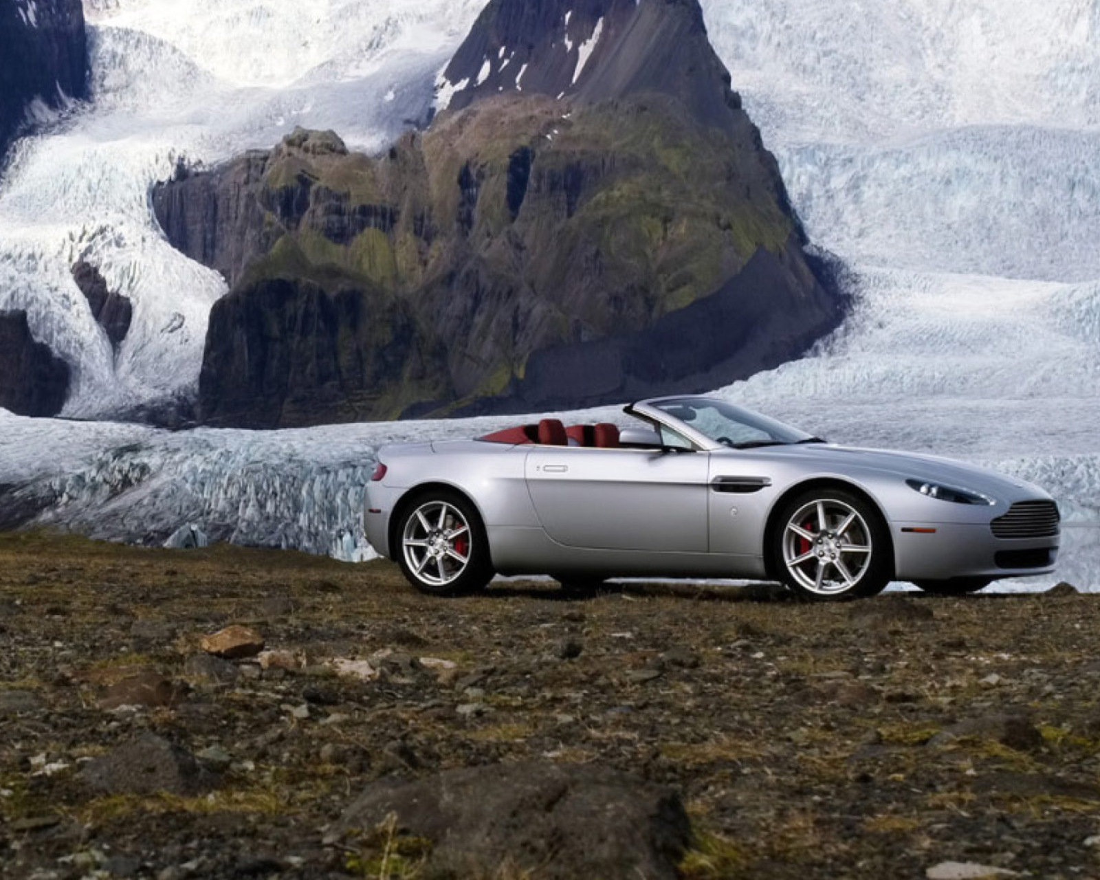 Sfondi V8 Vantage Roadster - Aston Martin 1600x1280