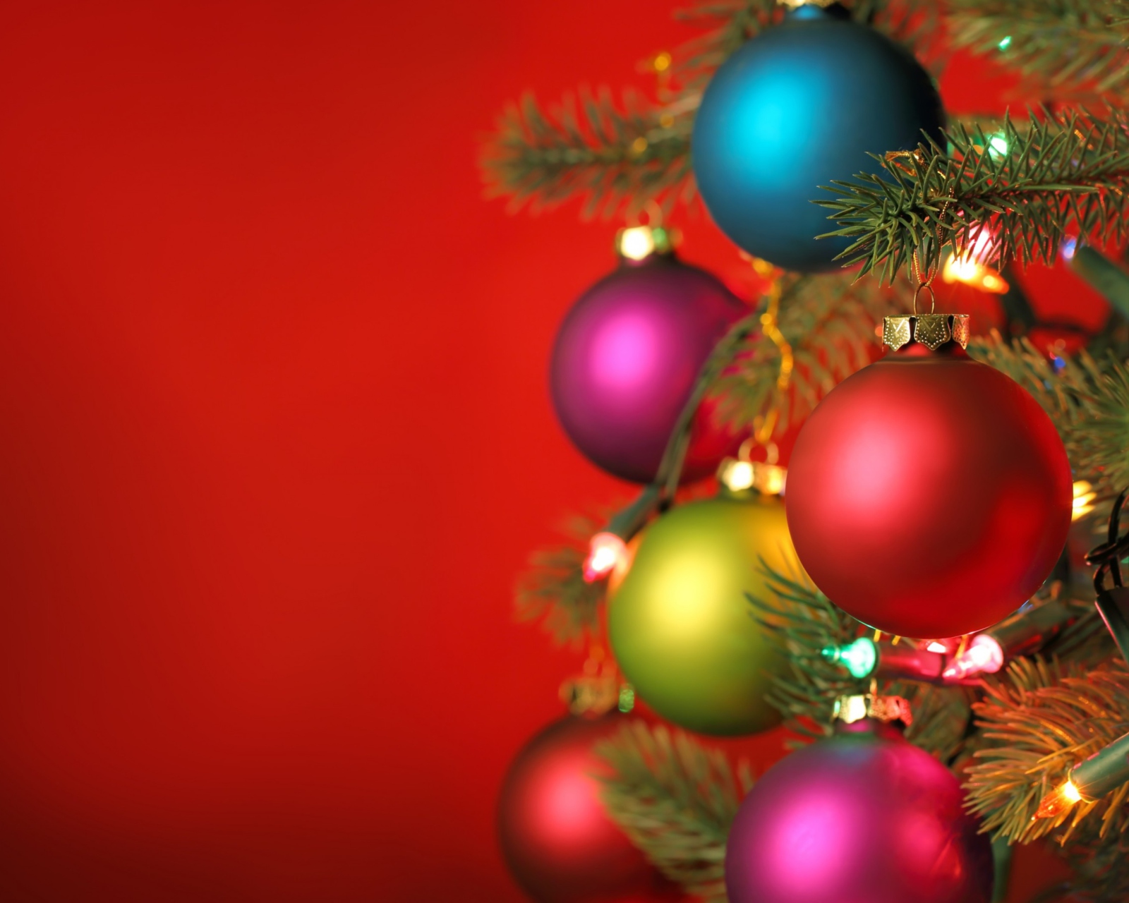 Das Christmas Tree Balls Wallpaper 1600x1280