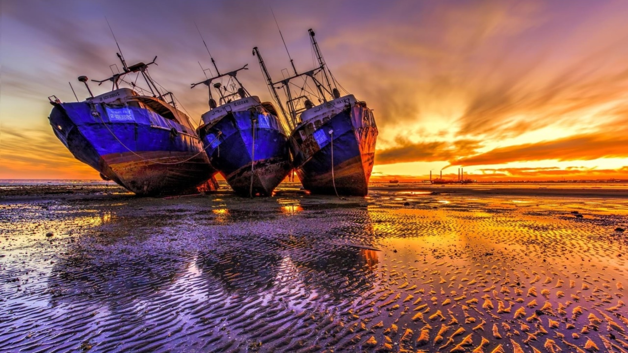 Ship graveyard in Nouadhibou, Mauritania wallpaper 1280x720