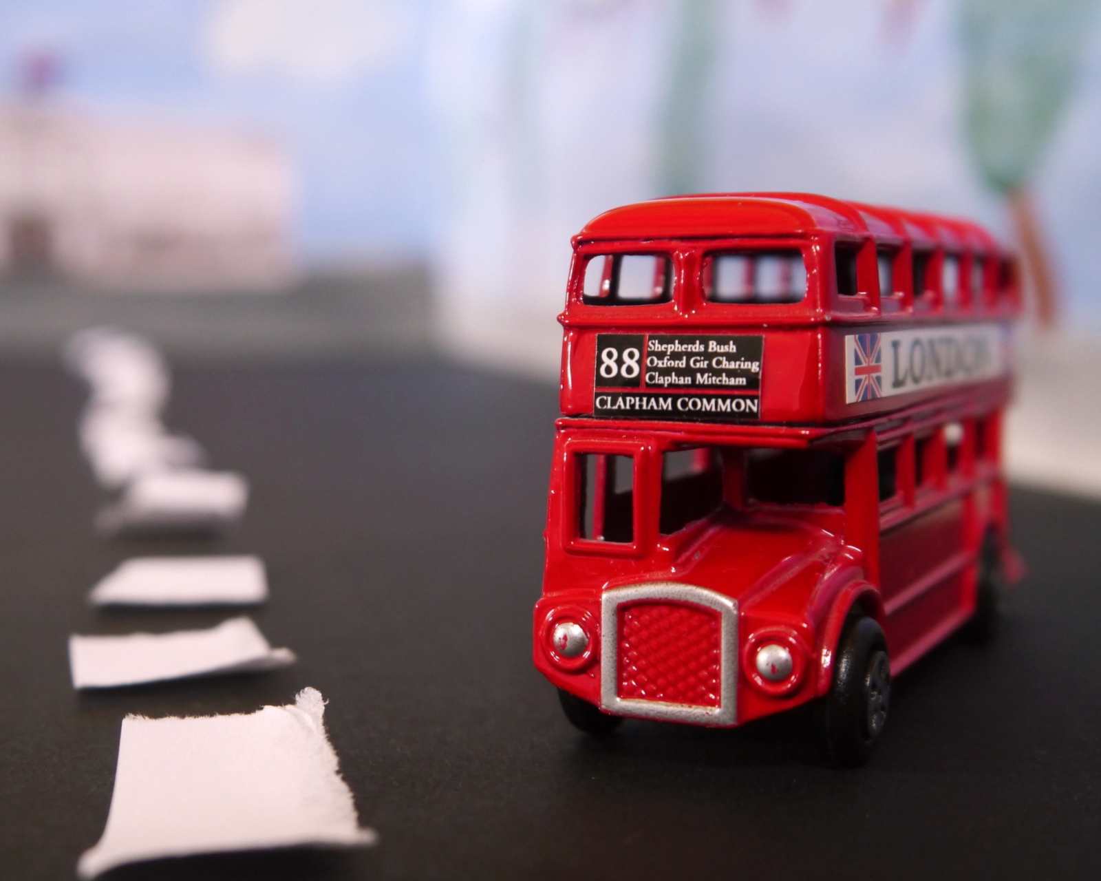 Обои Red London Toy Bus 1600x1280