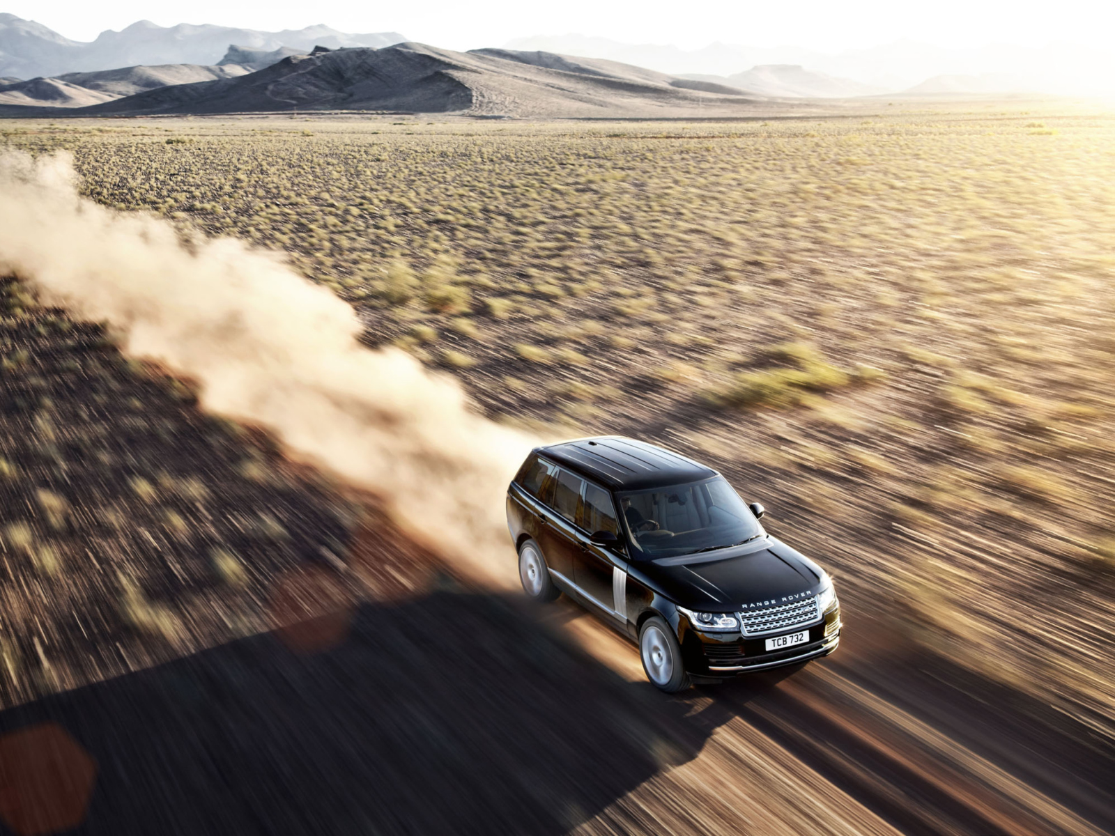 Land Rover In Desert wallpaper 1600x1200