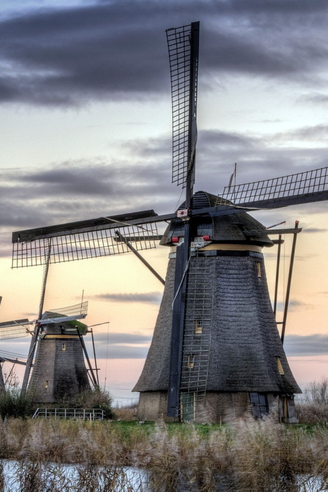 Das Kinderdijk Village in Netherlands Wallpaper 640x960