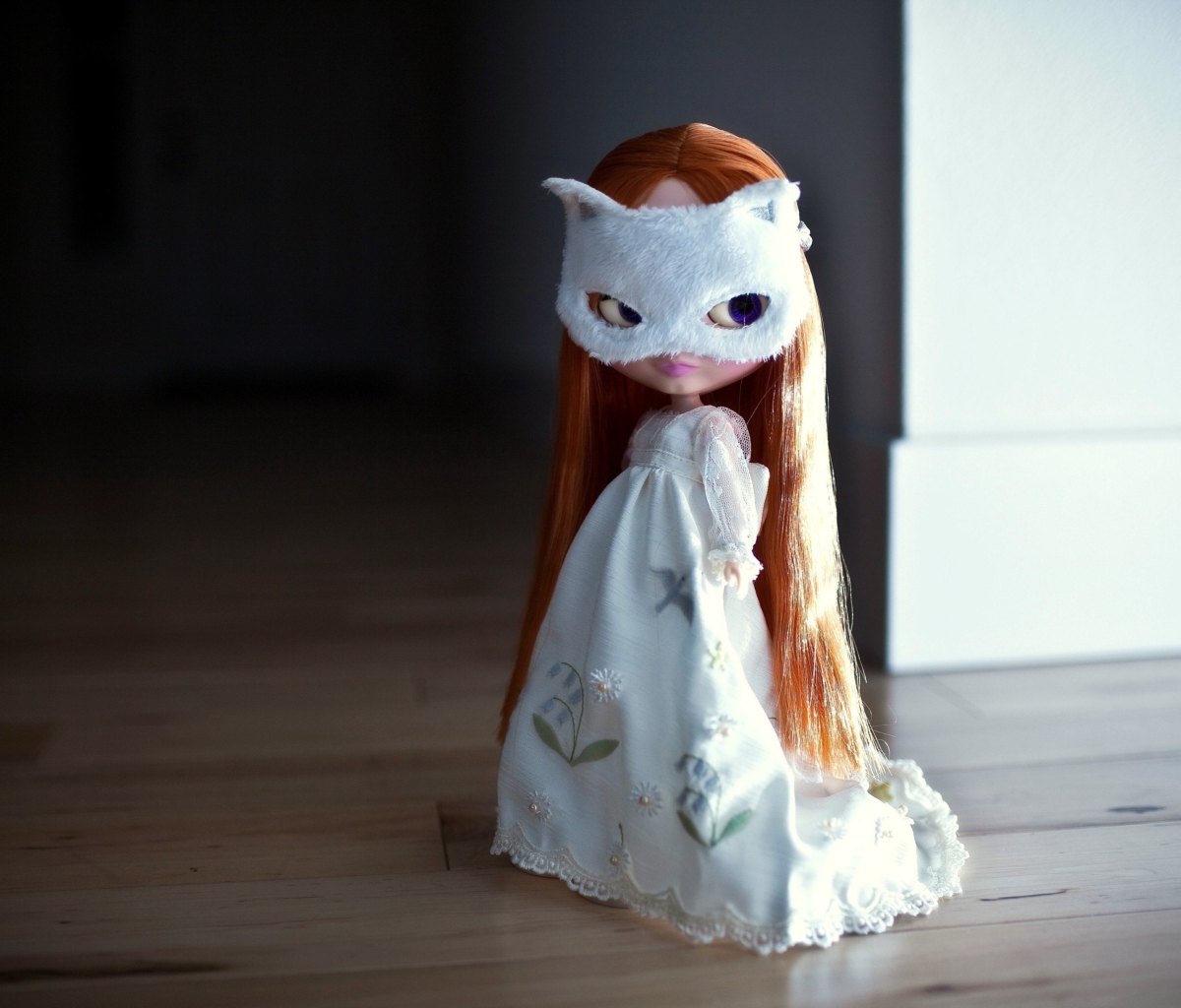 Sfondi Doll With Cat Mask 1200x1024