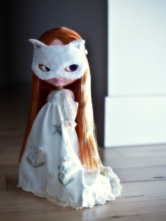 Screenshot №1 pro téma Doll With Cat Mask 240x320