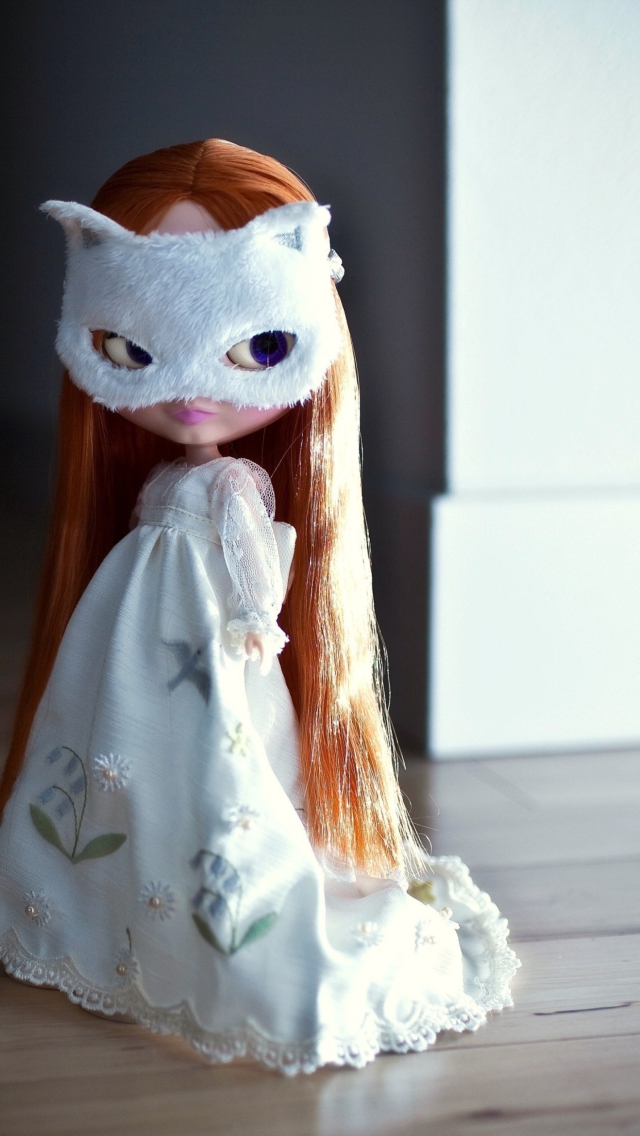 Обои Doll With Cat Mask 640x1136