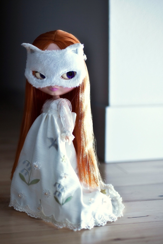 Fondo de pantalla Doll With Cat Mask 640x960
