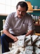 Narcos about Pablo Escobar TV Show screenshot #1 132x176