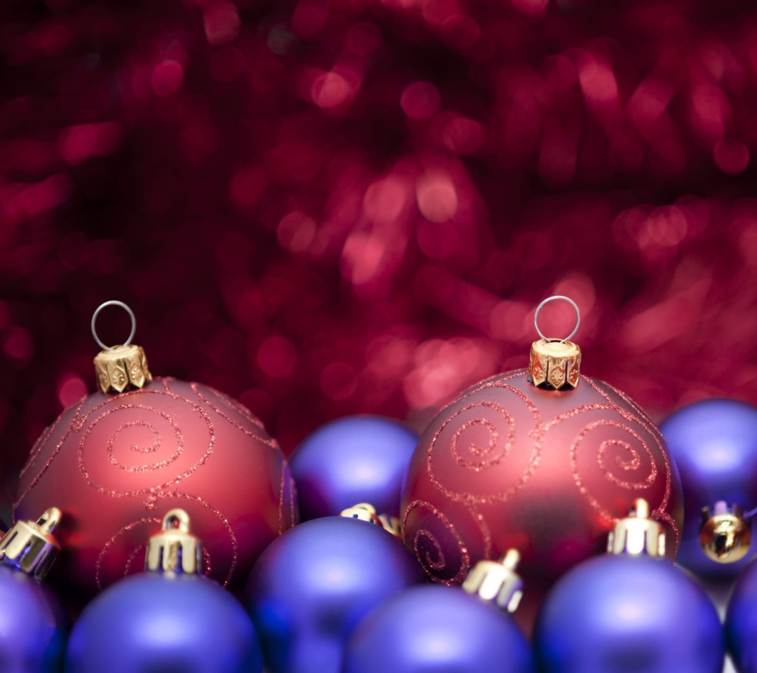 Обои Christmas Tree Blue And Purple Balls 1080x960